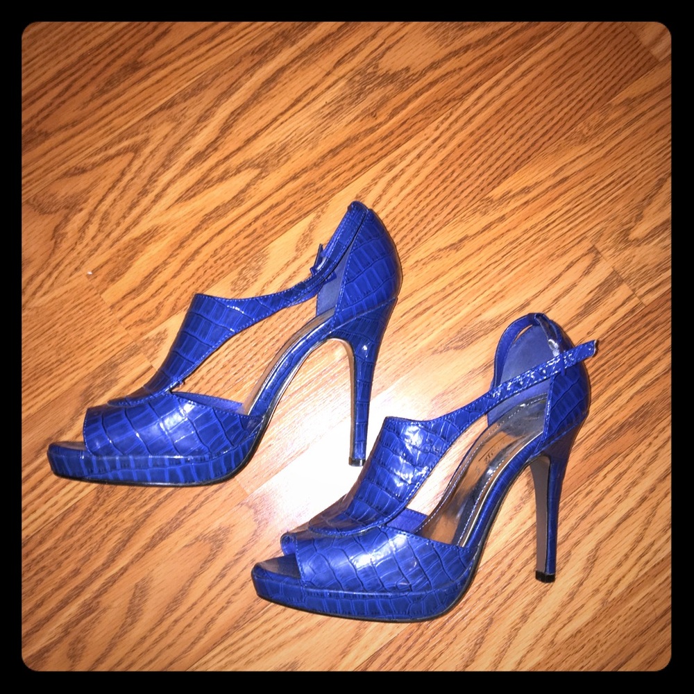 Blue snakeskin print peep toe heels